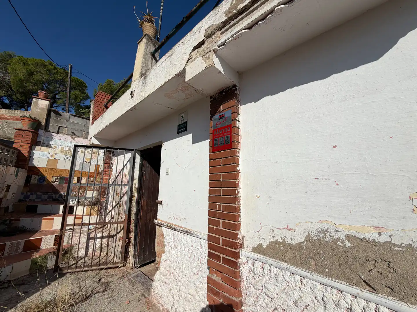 Vista exterior de Finca rústica en venda en Vilanova i la Geltrú amb Jardí privat, Terrassa i Piscina