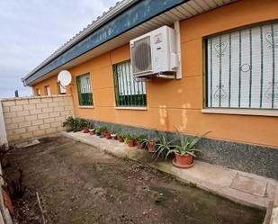 Vista exterior de Casa adosada en venda en Perdiguera amb Calefacció i Jardí privat