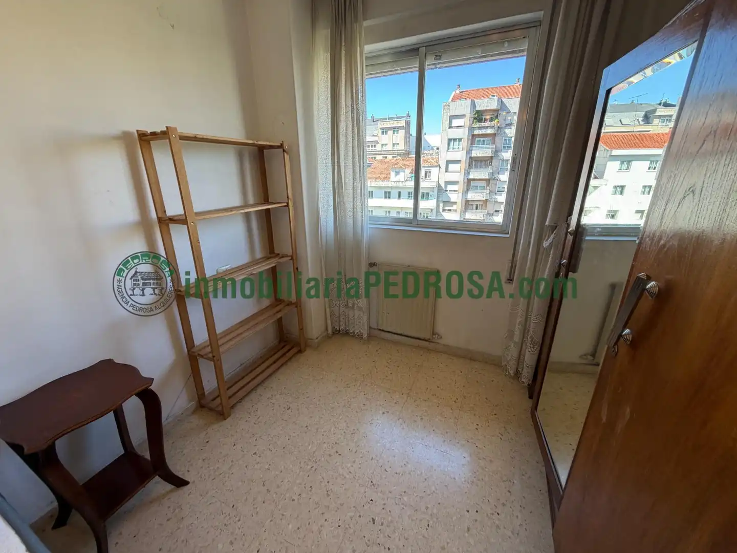Dormitori de Estudi de lloguer en Pontevedra Capital  amb Calefacció, Parquet i Moblat
