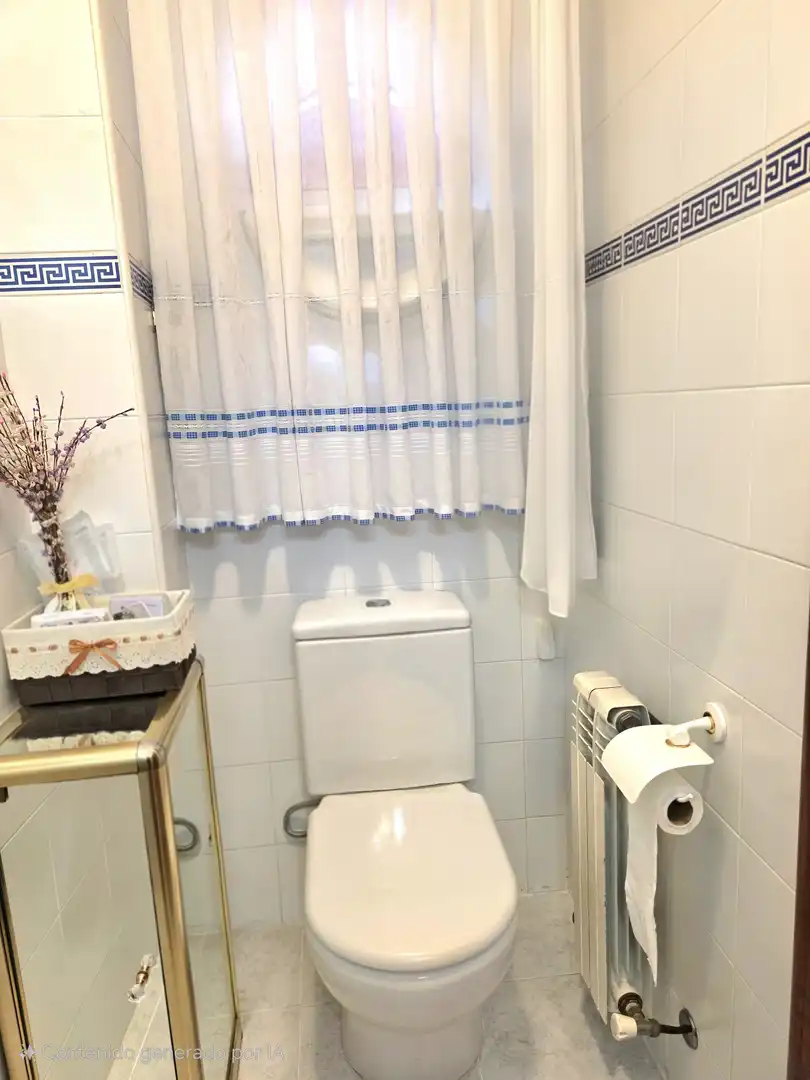 Badezimmer von Einfamilien-Reihenhaus zum Verkauf in Castro-Urdiales mit Heizung, Privatgarten und Parkett