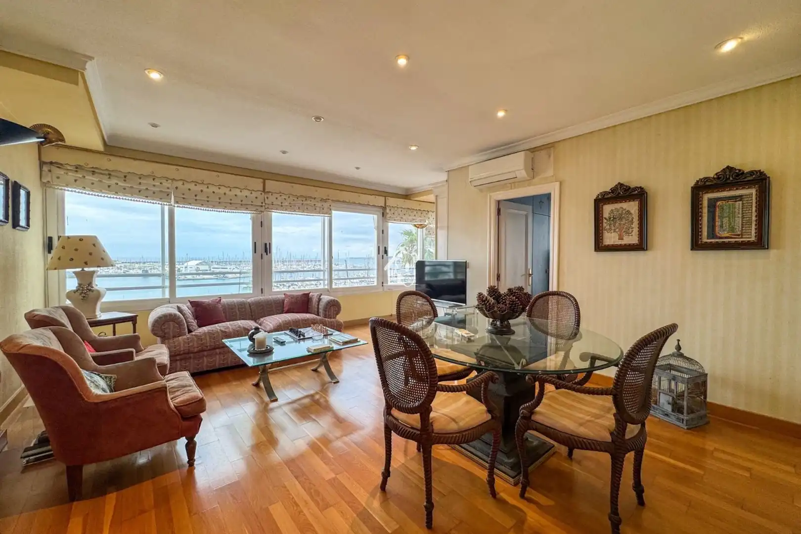 Sala de estar de Apartamento de alquiler en Torrevieja con Aire acondicionado, Amueblado y Horno
