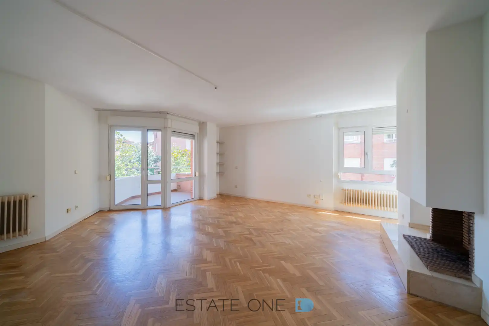 Sala de estar de Piso en venta en Pozuelo de Alarcón con Calefacción, Jardín privado y Parquet