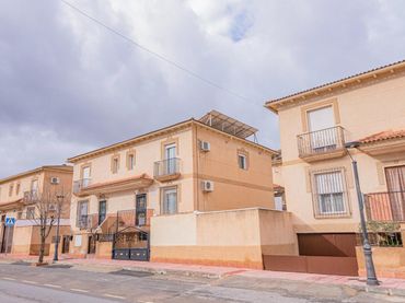 Casa bifamiliare con balcone in vendita a Carretera ILLORA 35