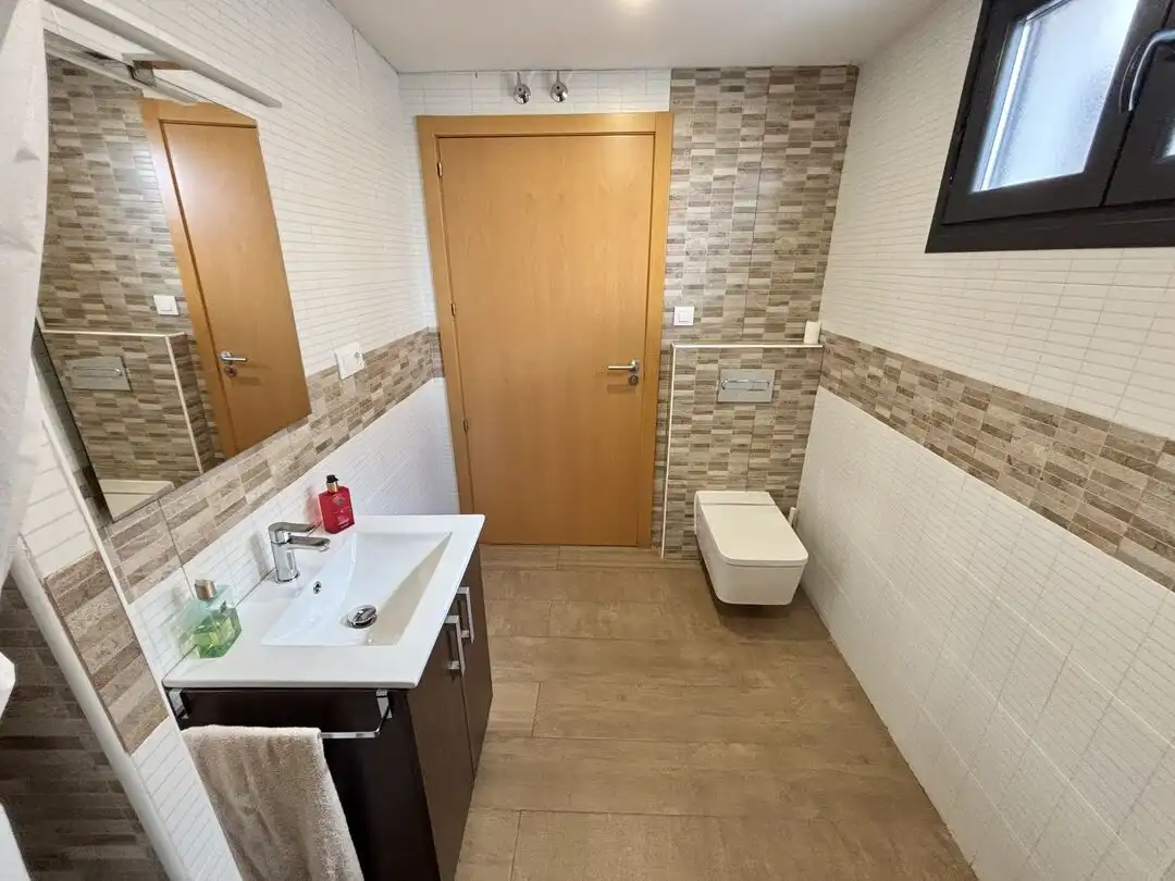 Baño de Casa adosada en venta en Olías del Rey con Aire acondicionado, Calefacción y Piscina