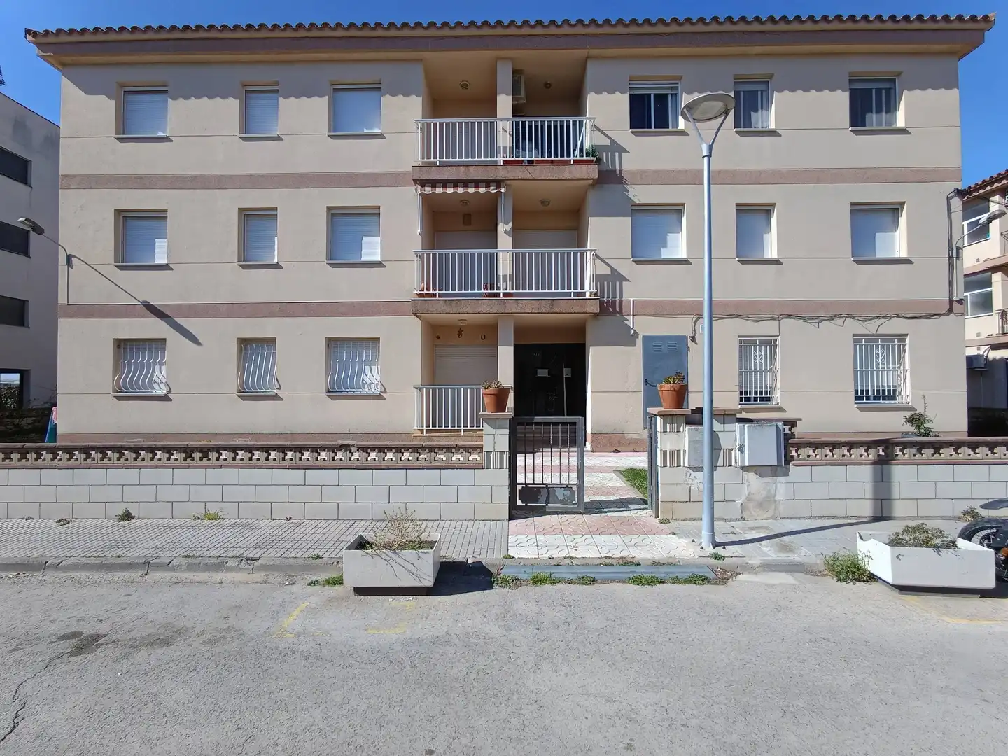 Vista exterior de Pis en venda en Sant Pere Pescador amb Aire condicionat, Calefacció i Terrassa