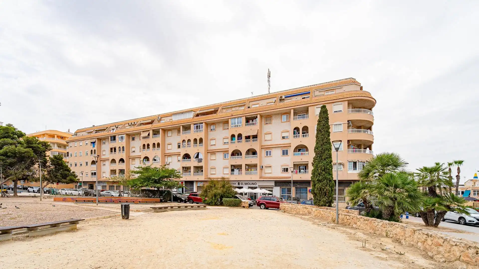 Vista exterior de Àtic en venda en Torrevieja amb Terrassa, Moblat i Piscina comunitària
