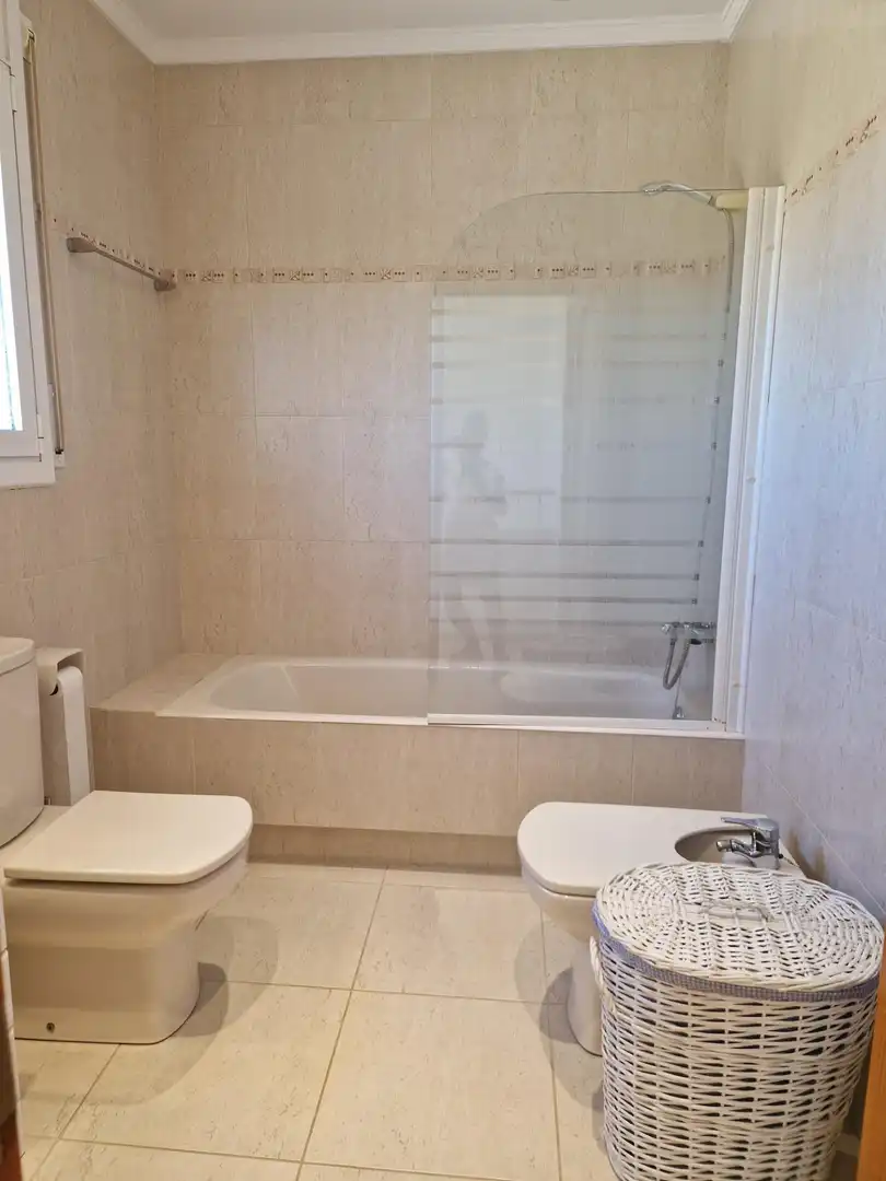 Badezimmer von Einfamilien-Reihenhaus zum Verkauf in Mont-roig del Camp mit Privatgarten, Terrasse und Möbliert
