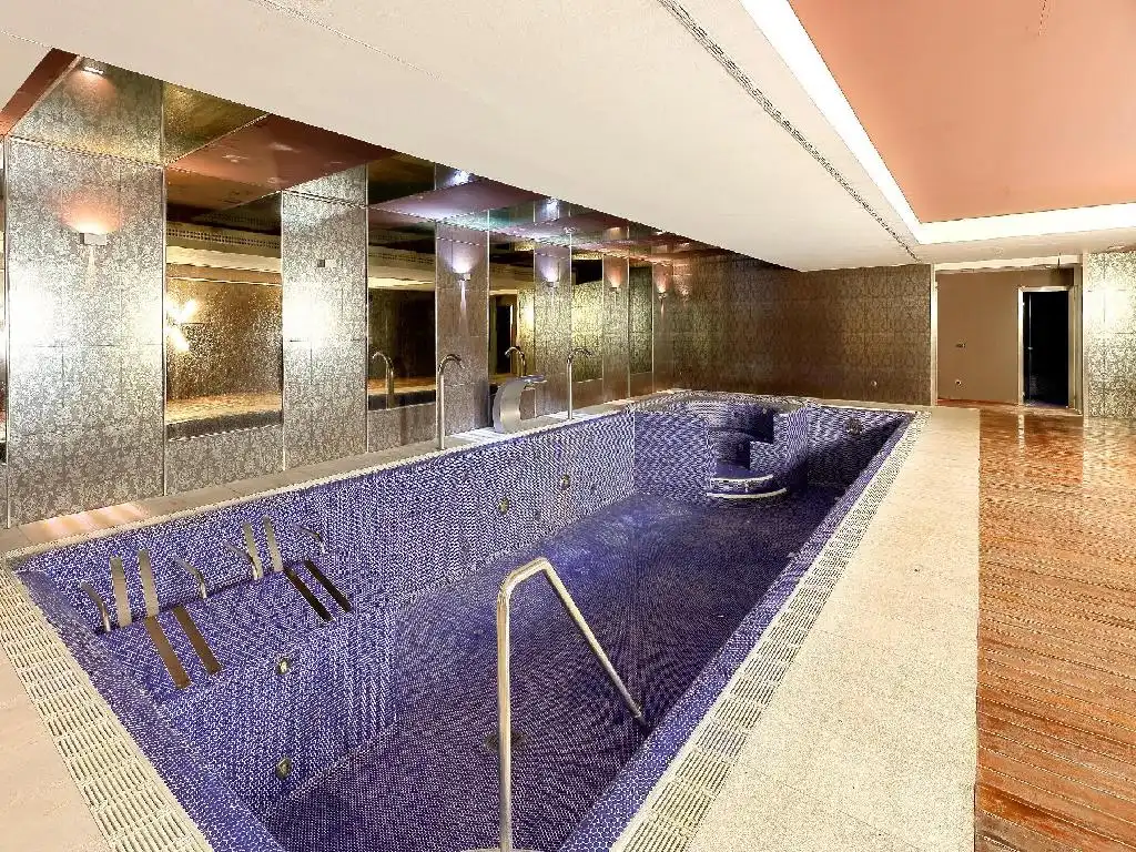 Piscina de Edificio en venta en Oviedo 
