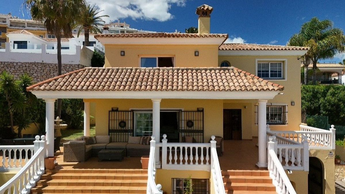 Vista exterior de Casa o xalet en venda en Mijas amb Aire condicionat, Jardí privat i Terrassa