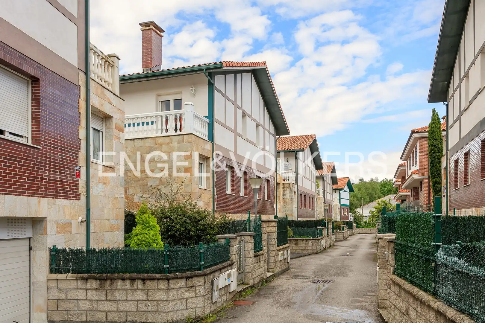 Vista exterior de Casa o chalet en venta en Castro-Urdiales con Calefacción, Jardín privado y Terraza