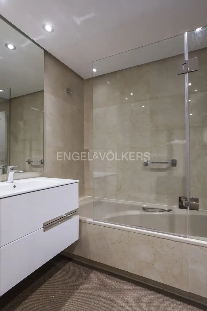 Bathroom of Flat for rent in Madrid  with Air Conditioner, Heating and Parquet flooring