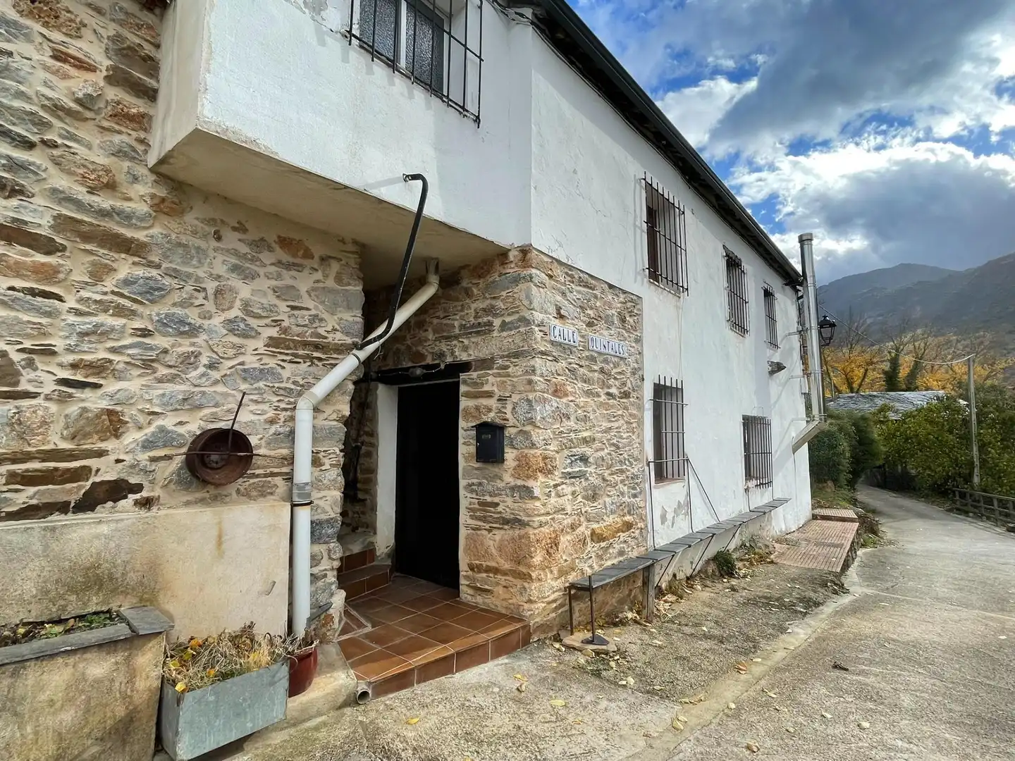 Exterior view of Houses for sale in Priaranza del Bierzo  with Furnished