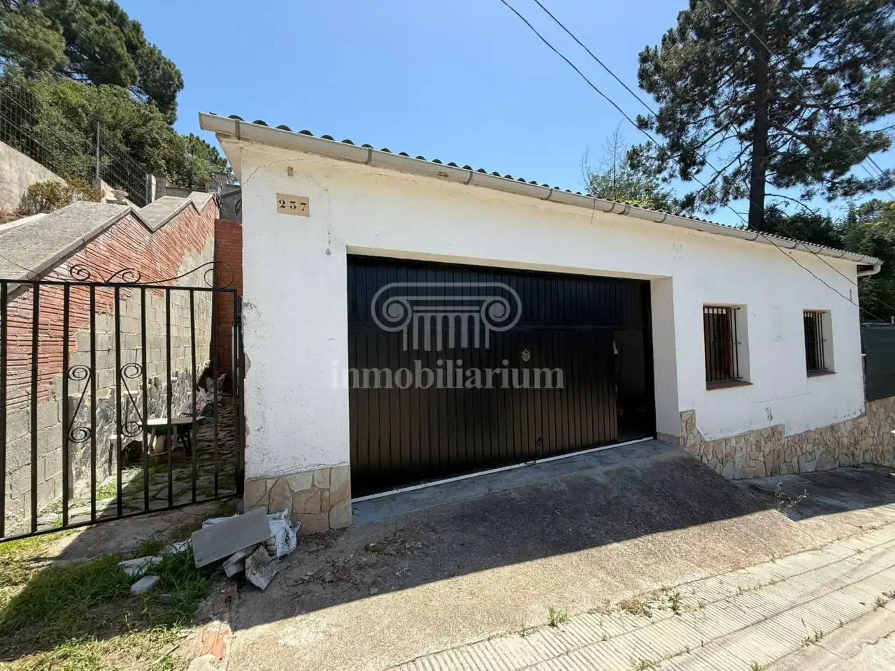 Aparcament de Casa o xalet en venda en Vidreres amb Aire condicionat, Jardí privat i Parquet