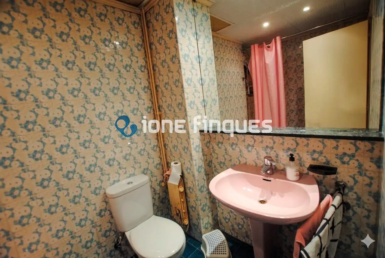 Badezimmer von Wohnung zum Verkauf in Barcelona mit Heizung, Privatgarten und Abstellraum