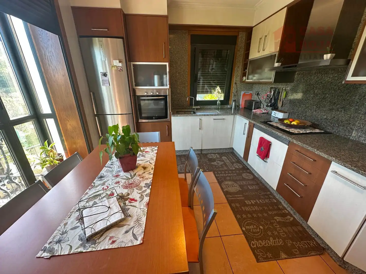 Cuina de Casa o xalet en venda en Cangas  amb Calefacció, Terrassa i Traster
