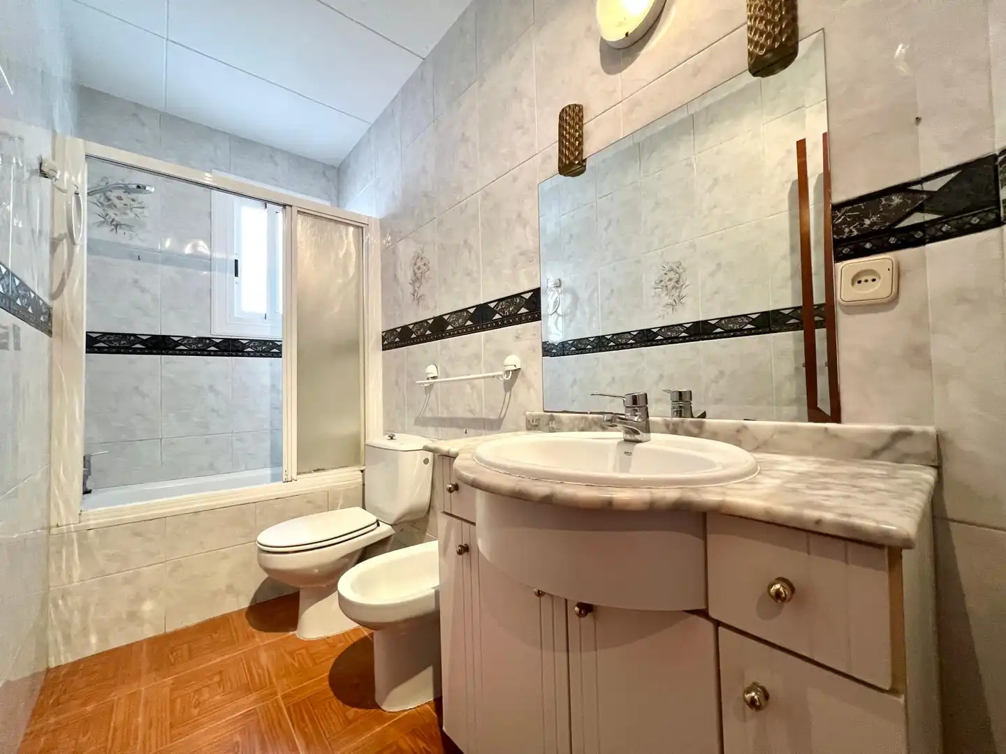 Bathroom of Flat for sale in Barcelona  with Alarm