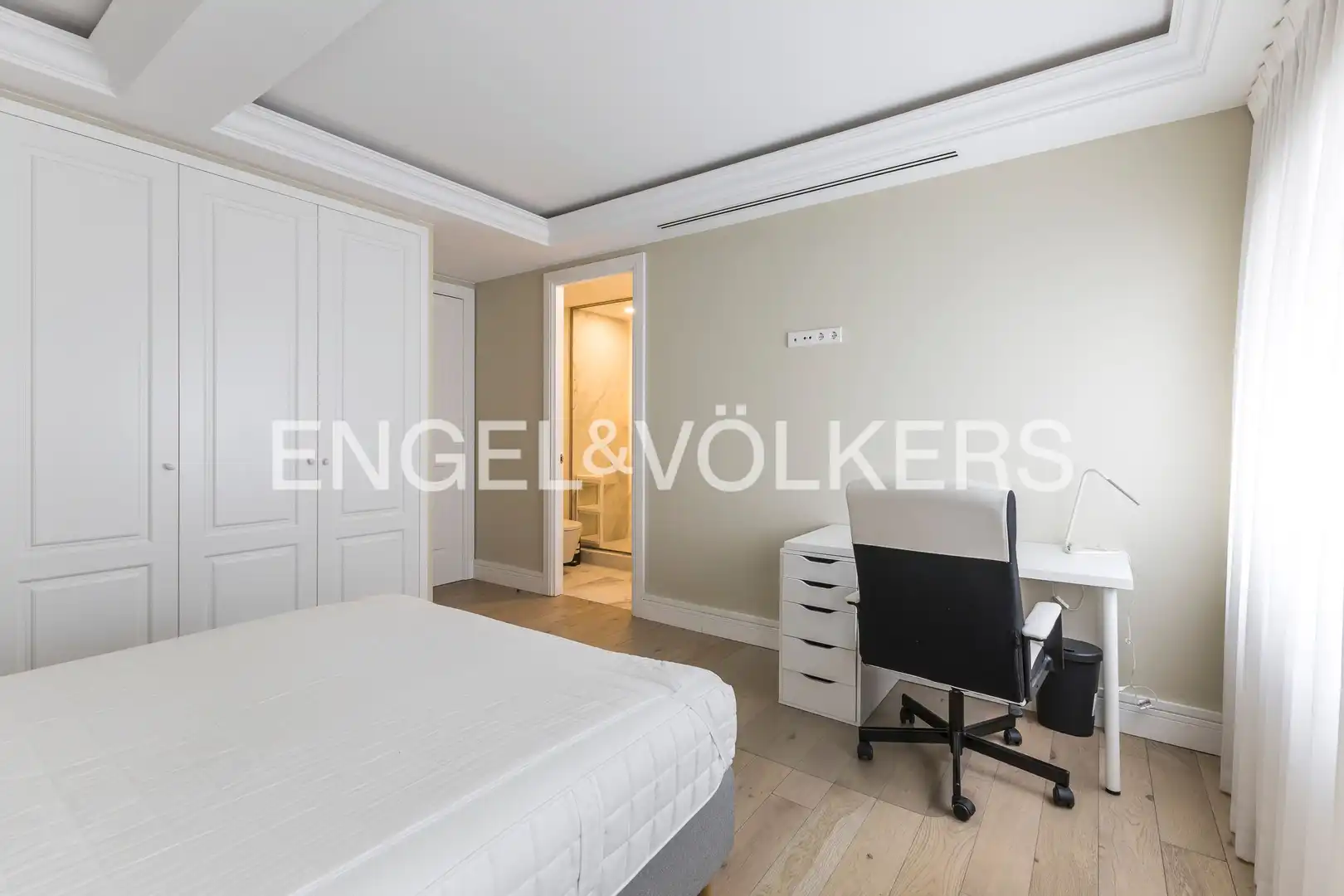 Flat with terrace to rent in Diego de León, imagen 27