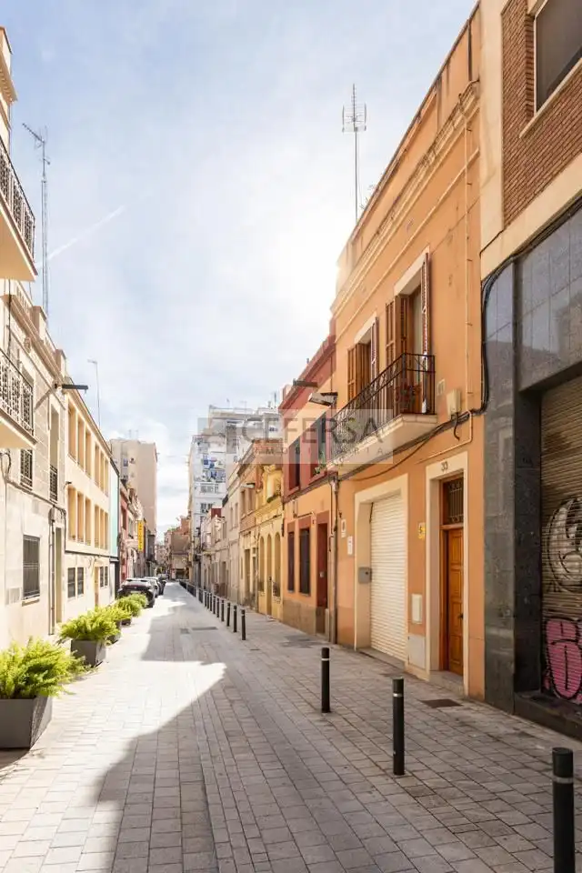 Außenansicht von Haus oder Chalet zum Verkauf in  Barcelona Capital mit Heizung, Parkett und Terrasse
