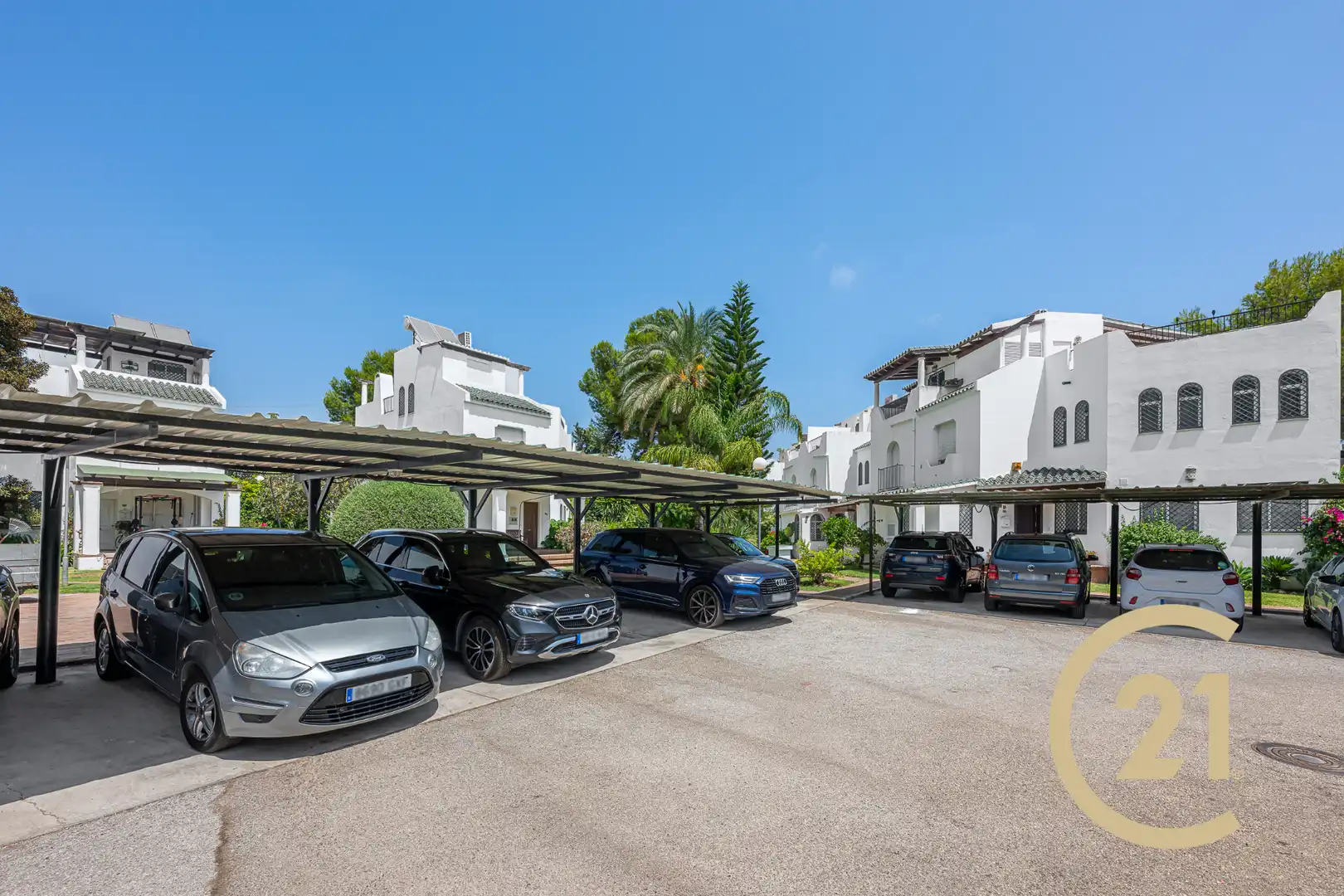 Parking de Casa adosada en venta en Marbella con Aire acondicionado, Terraza y Piscina comunitaria