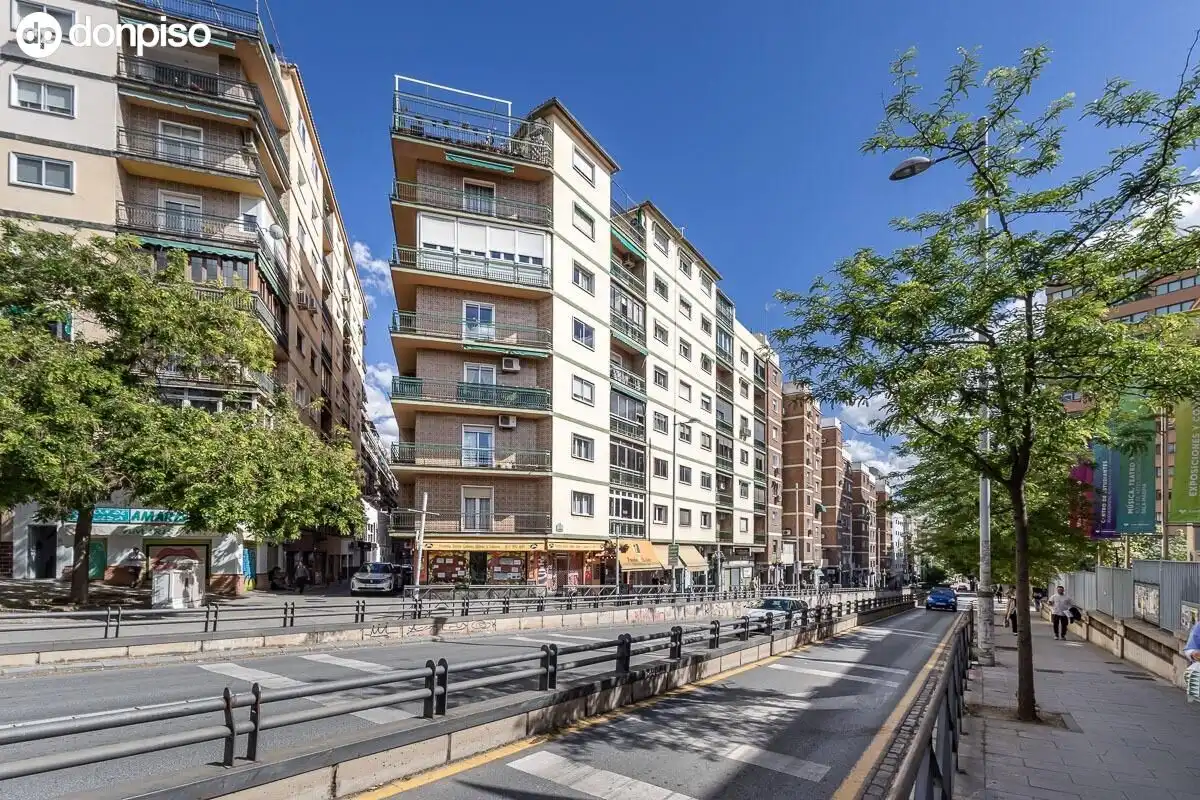 Außenansicht von Wohnung zum Verkauf in Granada mit Klimaanlage, Heizung und Terrasse
