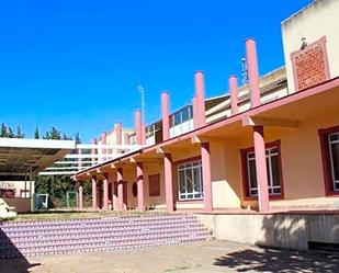 Vista exterior de Casa o xalet en venda en Alcalá de Guadaira amb Jardí privat, Terrassa i Piscina
