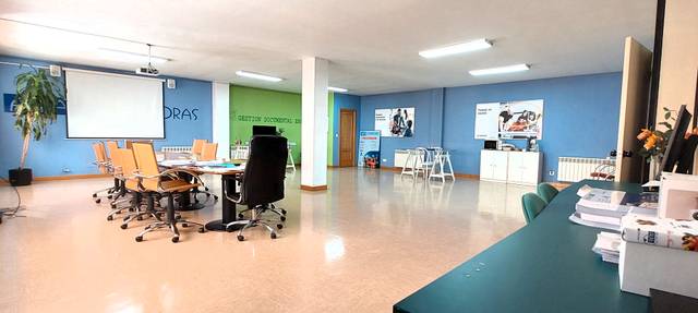 Edificio en Venta en Avenida de Burgos en La Victoria - Puente Jardín