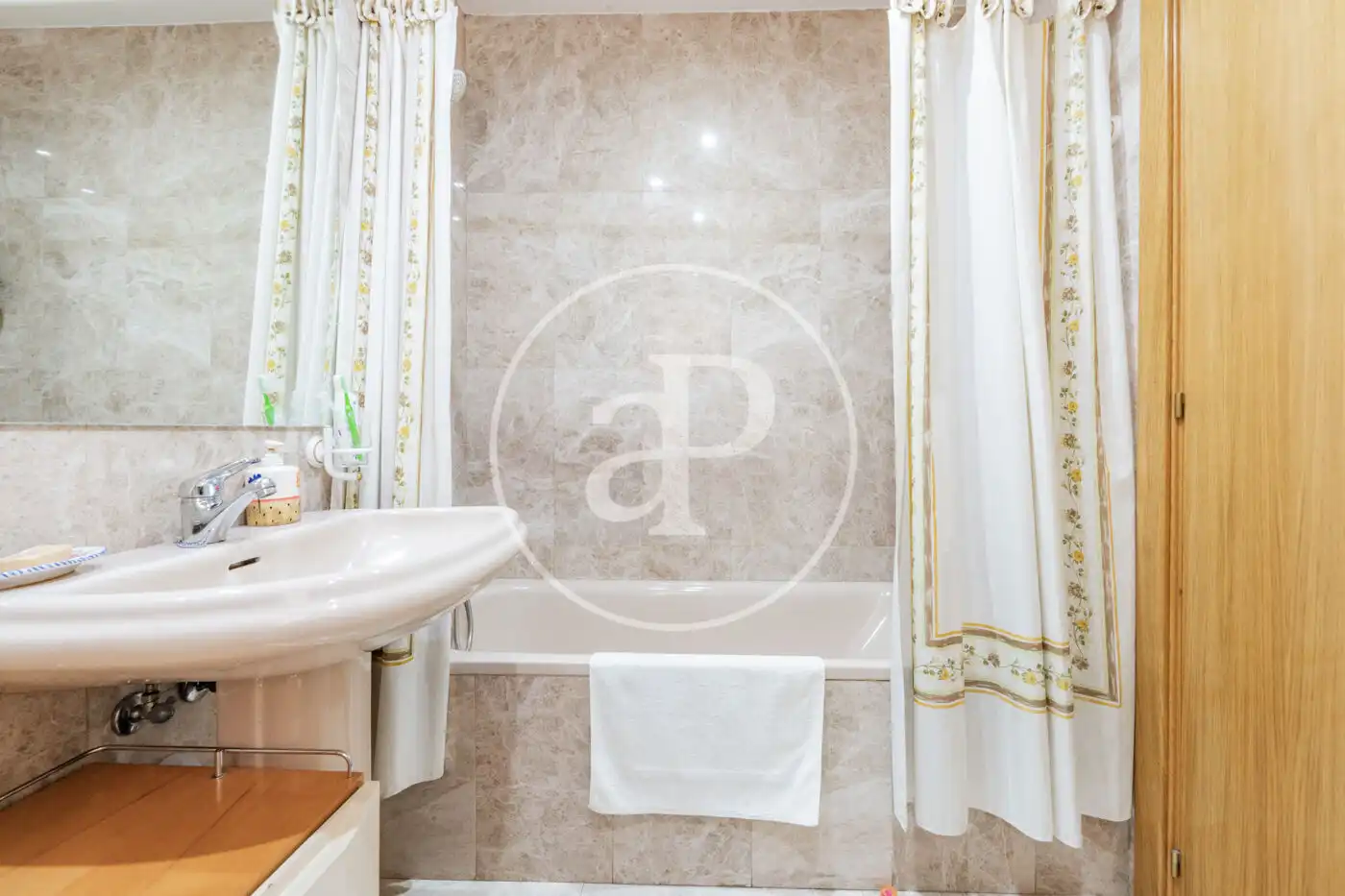 Baño de Piso en venta en Madrid con Aire acondicionado, Calefacción y Jardín privado