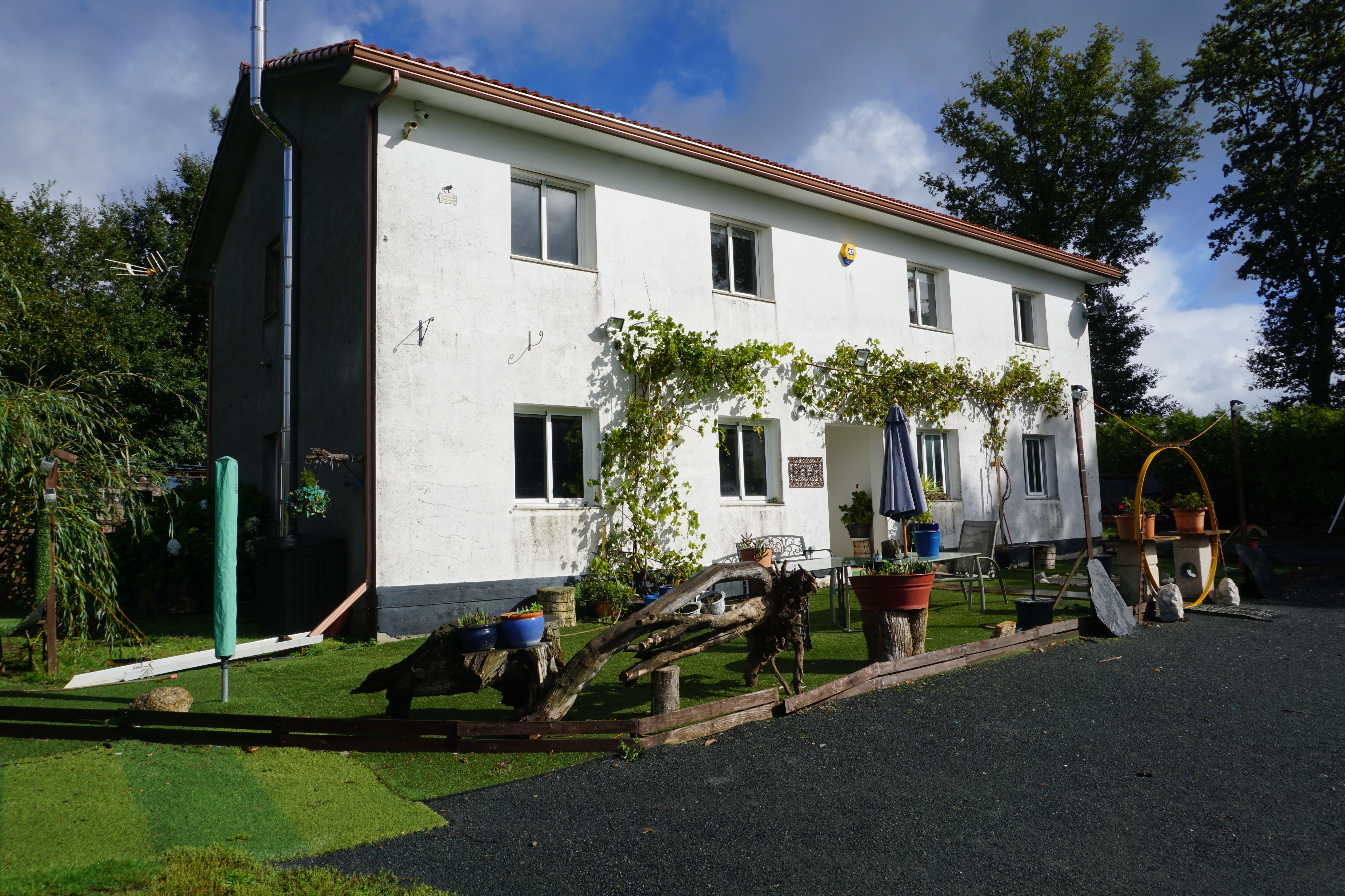 Vista exterior de Casa o xalet en venda en Sobrado (A Coruña) amb Jardí privat i Moblat