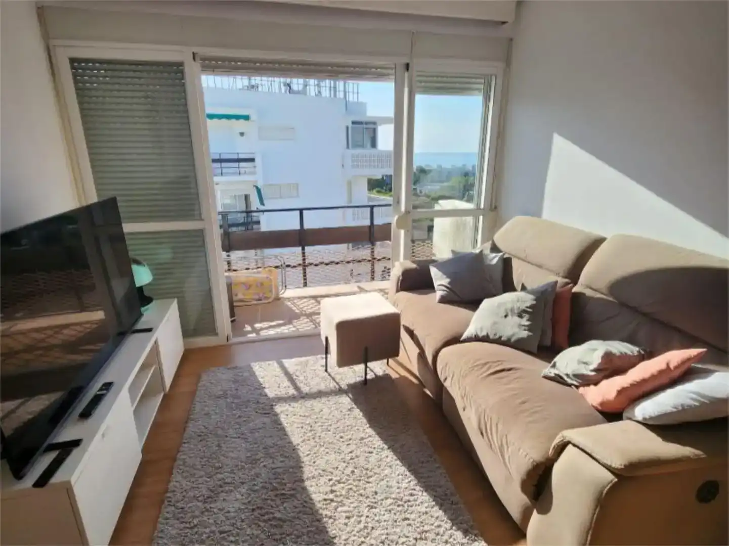Sala d'estar de Pis en venda en Estepona amb Aire condicionat, Jardí privat i Parquet