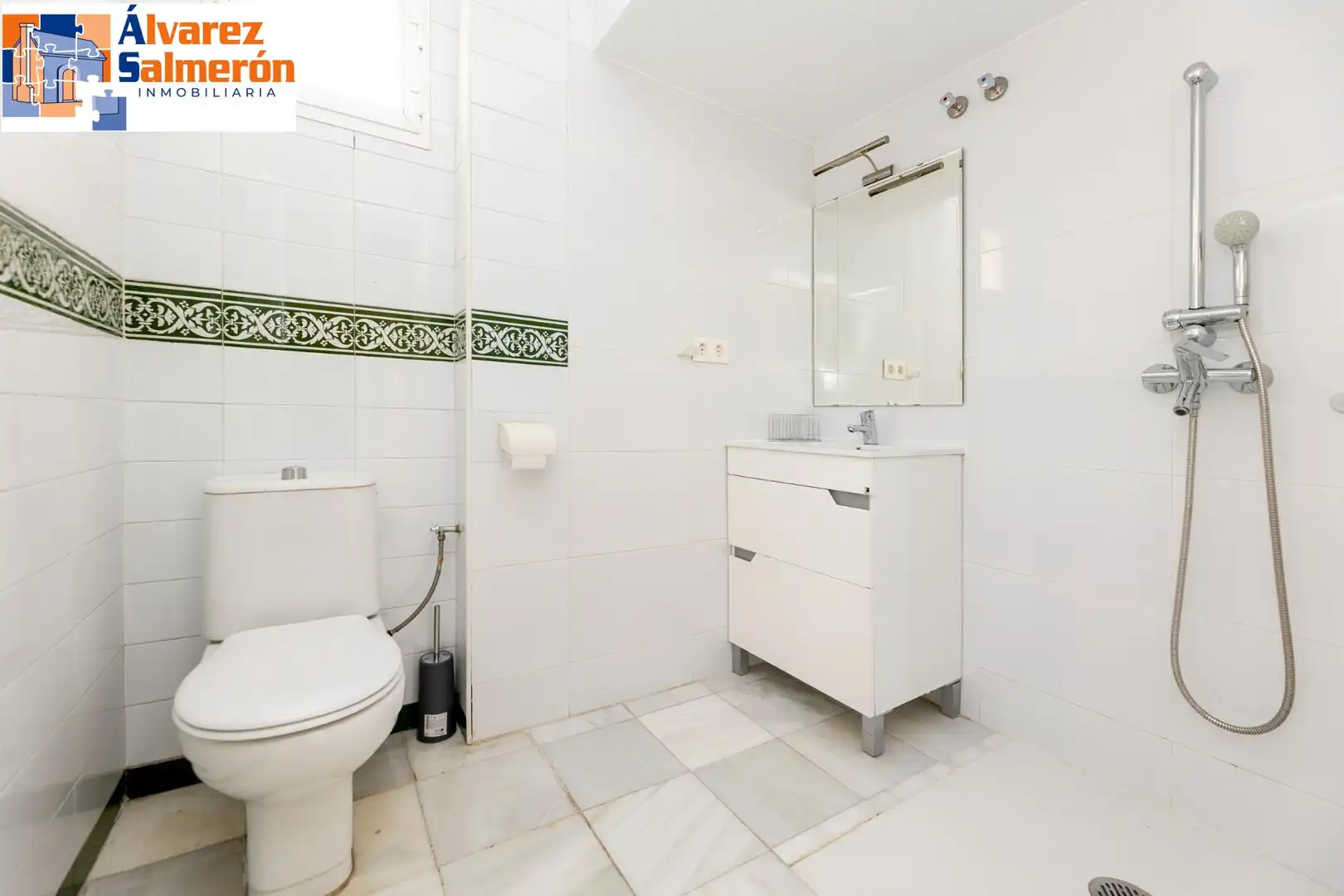 Bathroom of Houses for sale in Granada  with Air Conditioner, Private garden and Terrace