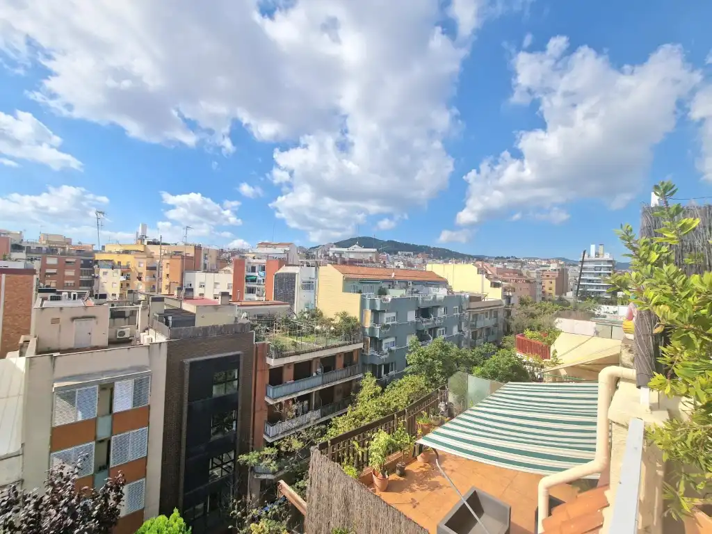Vista exterior de Ático en venta en Barcelona