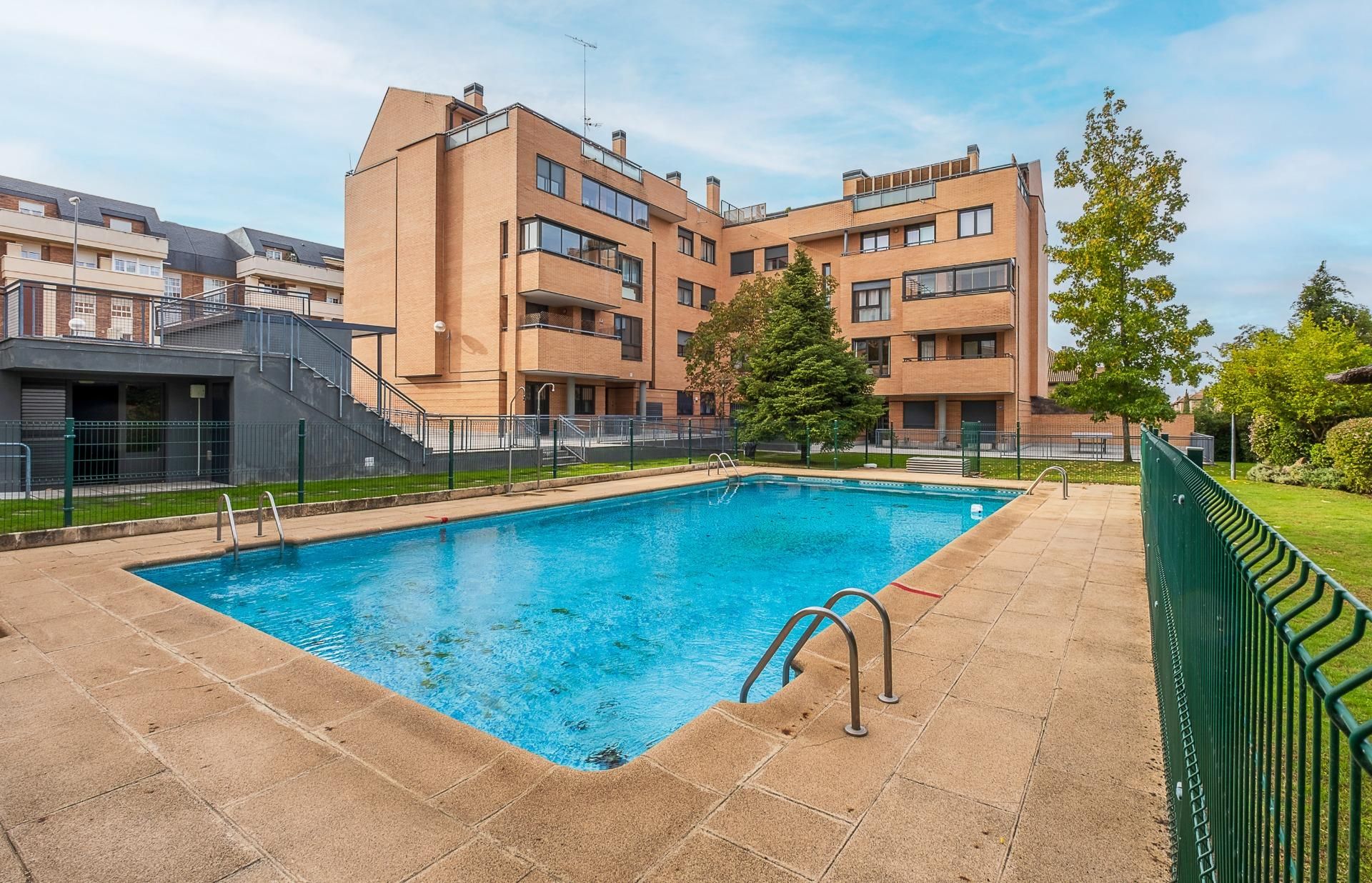 Piscina de Pis de lloguer en Majadahonda amb Aire condicionat, Calefacció i Jardí privat