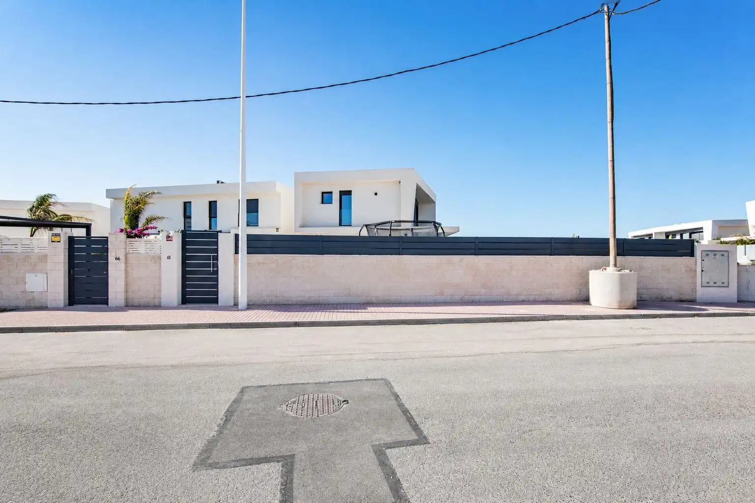 Vista exterior de Casa o xalet de lloguer en Santa Pola amb Aire condicionat, Calefacció i Jardí privat