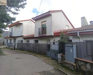 Vista exterior de Casa adosada en venda en Santa María del Tiétar amb Aire condicionat, Terrassa i Balcó