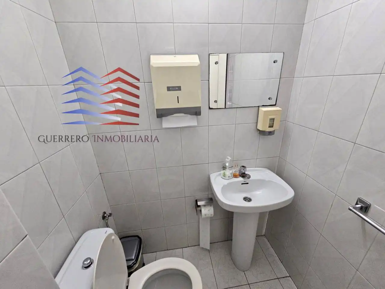 Baño de Local de alquiler en Ourense Capital  con Aire acondicionado