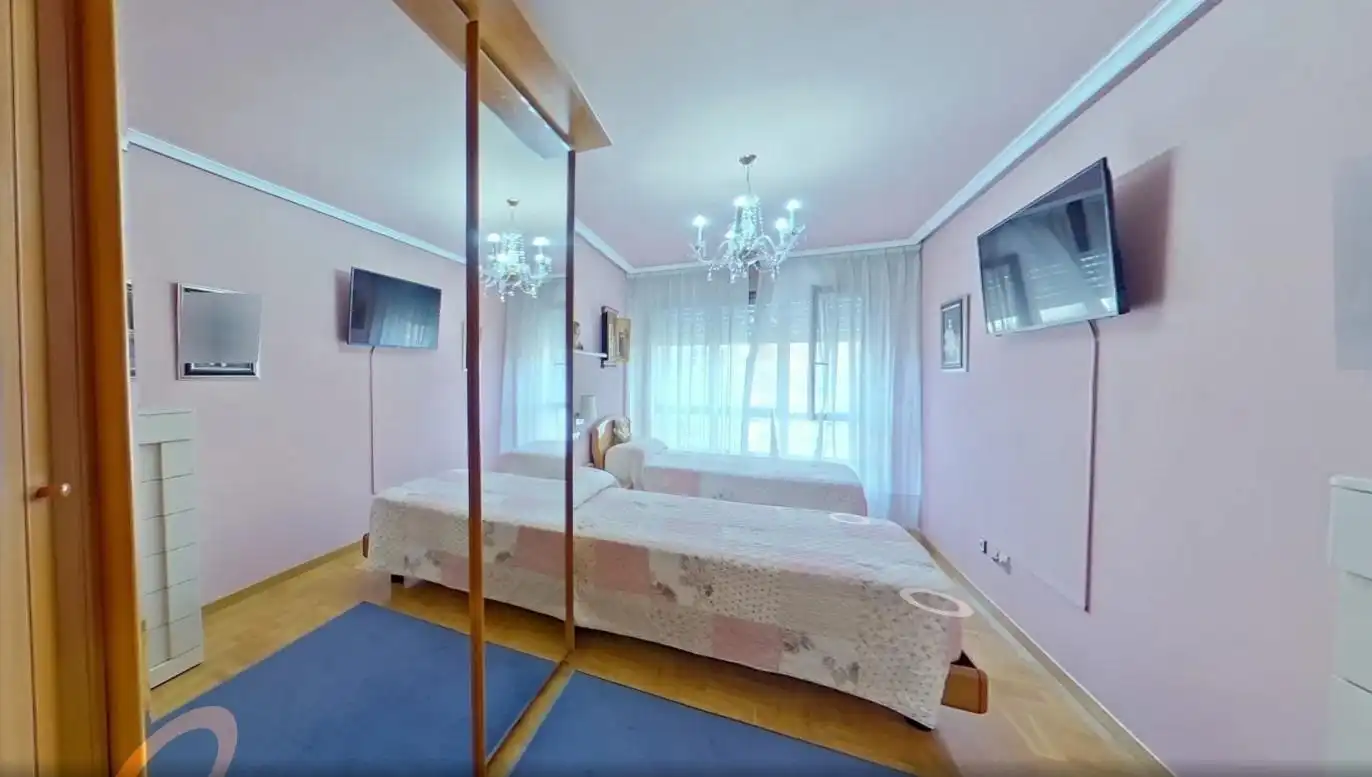Habitación de Dúplex en venta en Oviedo  con Calefacción, Parquet y Terraza