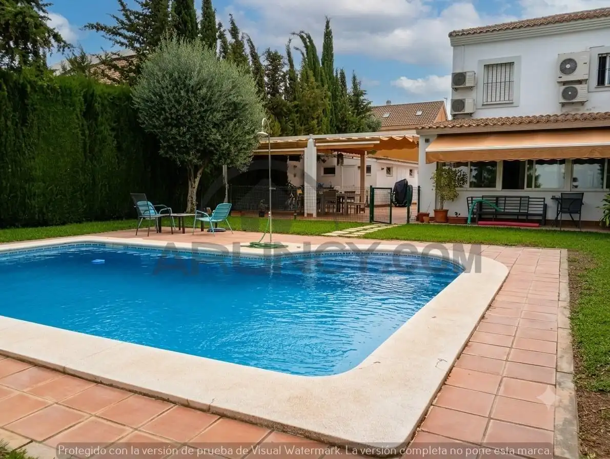 Piscina de Casa adosada en venta en Alcalá de Guadaira con Aire acondicionado, Calefacción y Jardín privado