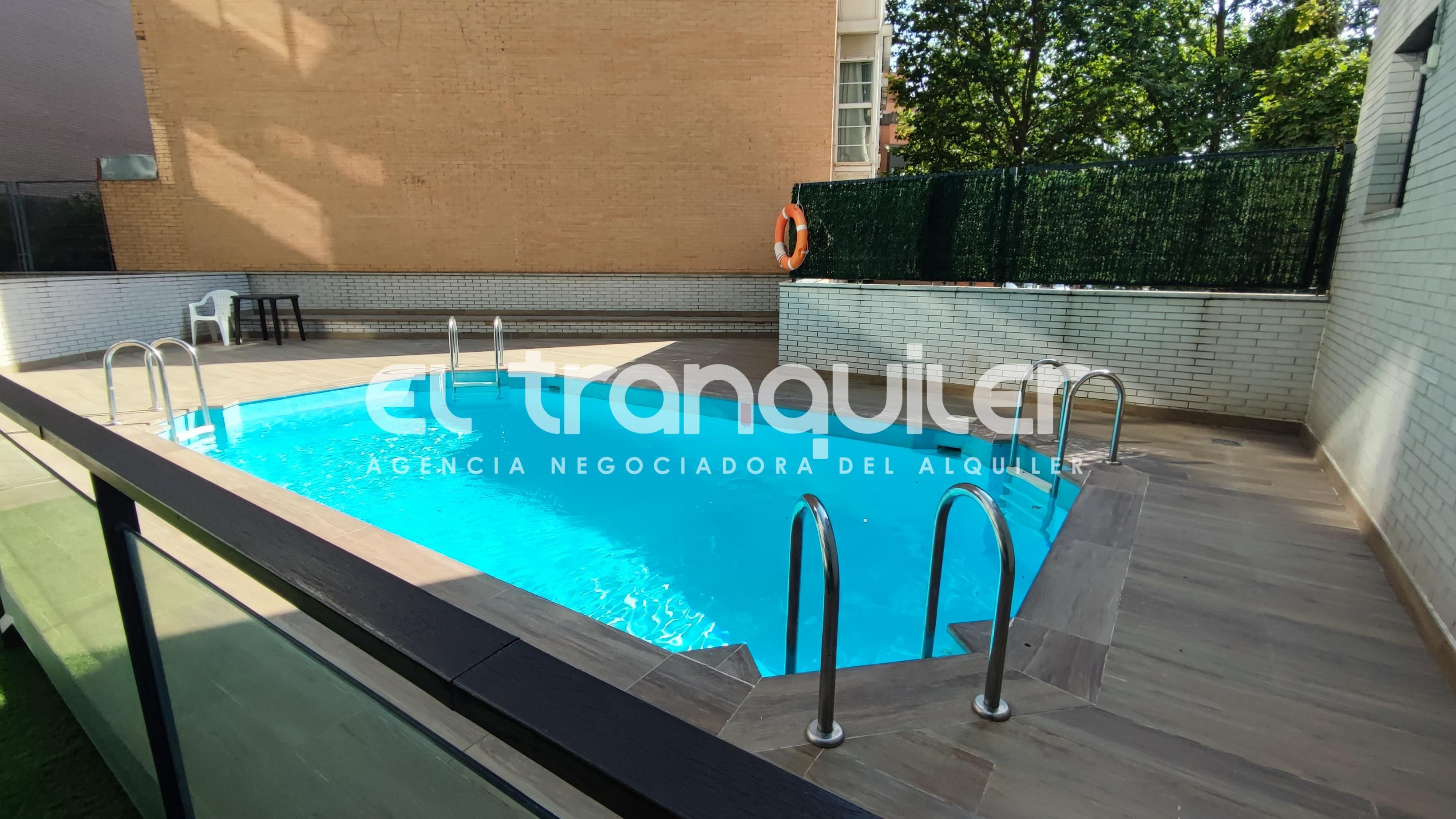 Swimming pool of Flat to rent in  Madrid Capital  with Air Conditioner, Swimming Pool and Furnished
