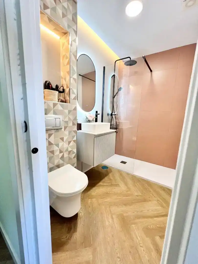 Badezimmer von Wohnungen zur Miete in Benalmádena mit Klimaanlage