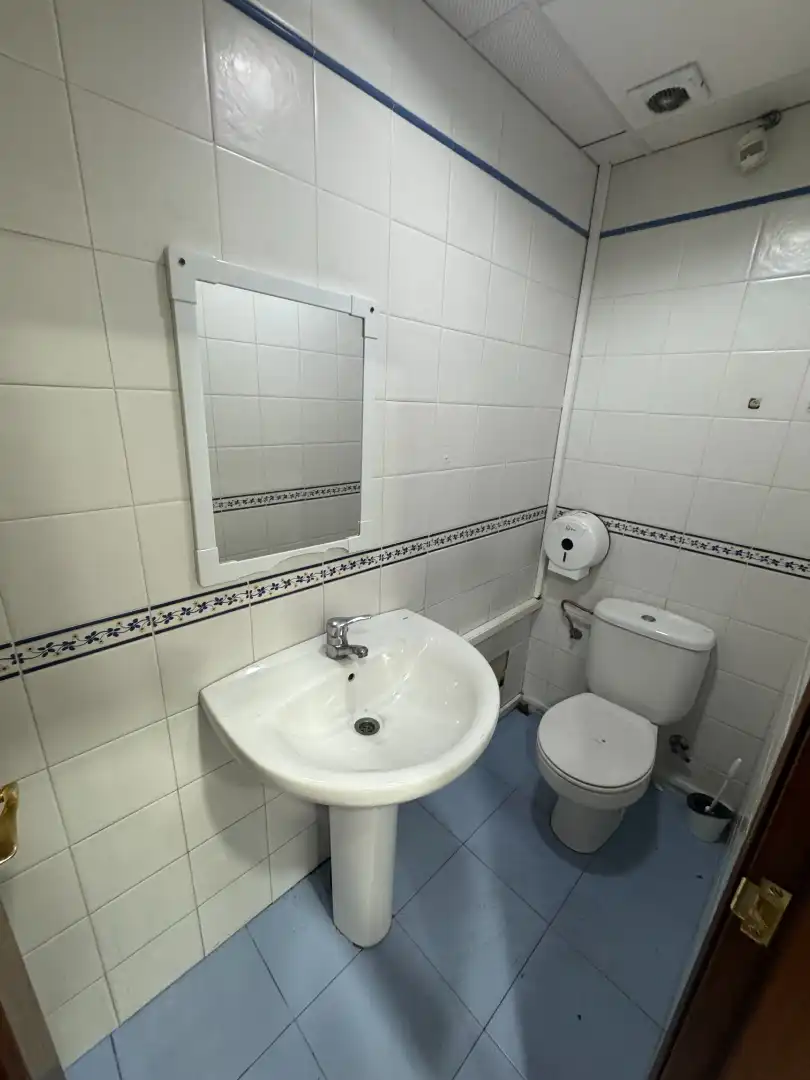 Badezimmer von Fabrikhallen zur Miete in Albolote