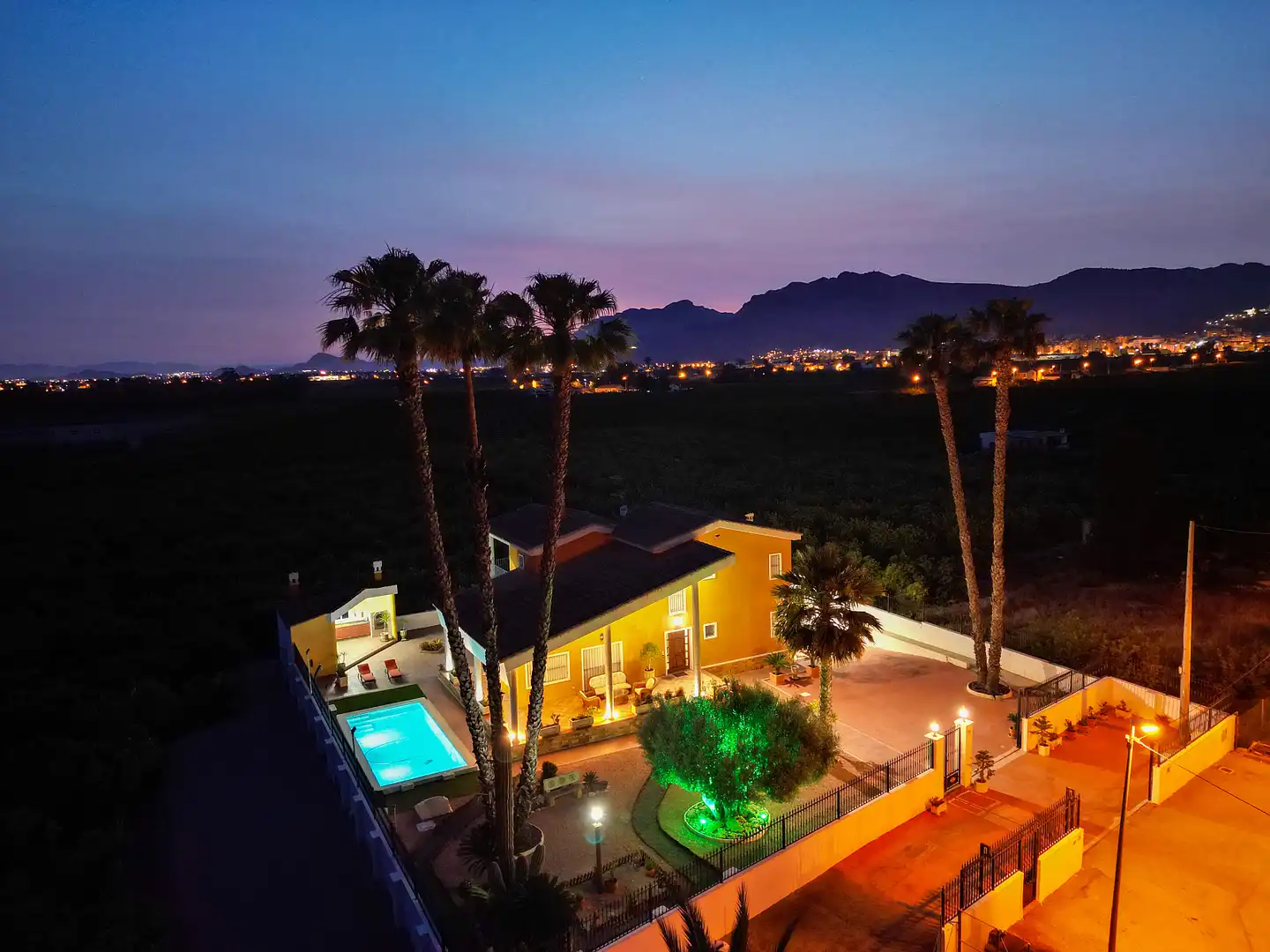 Vista exterior de Casa o xalet en venda en Orihuela amb Aire condicionat, Jardí privat i Terrassa