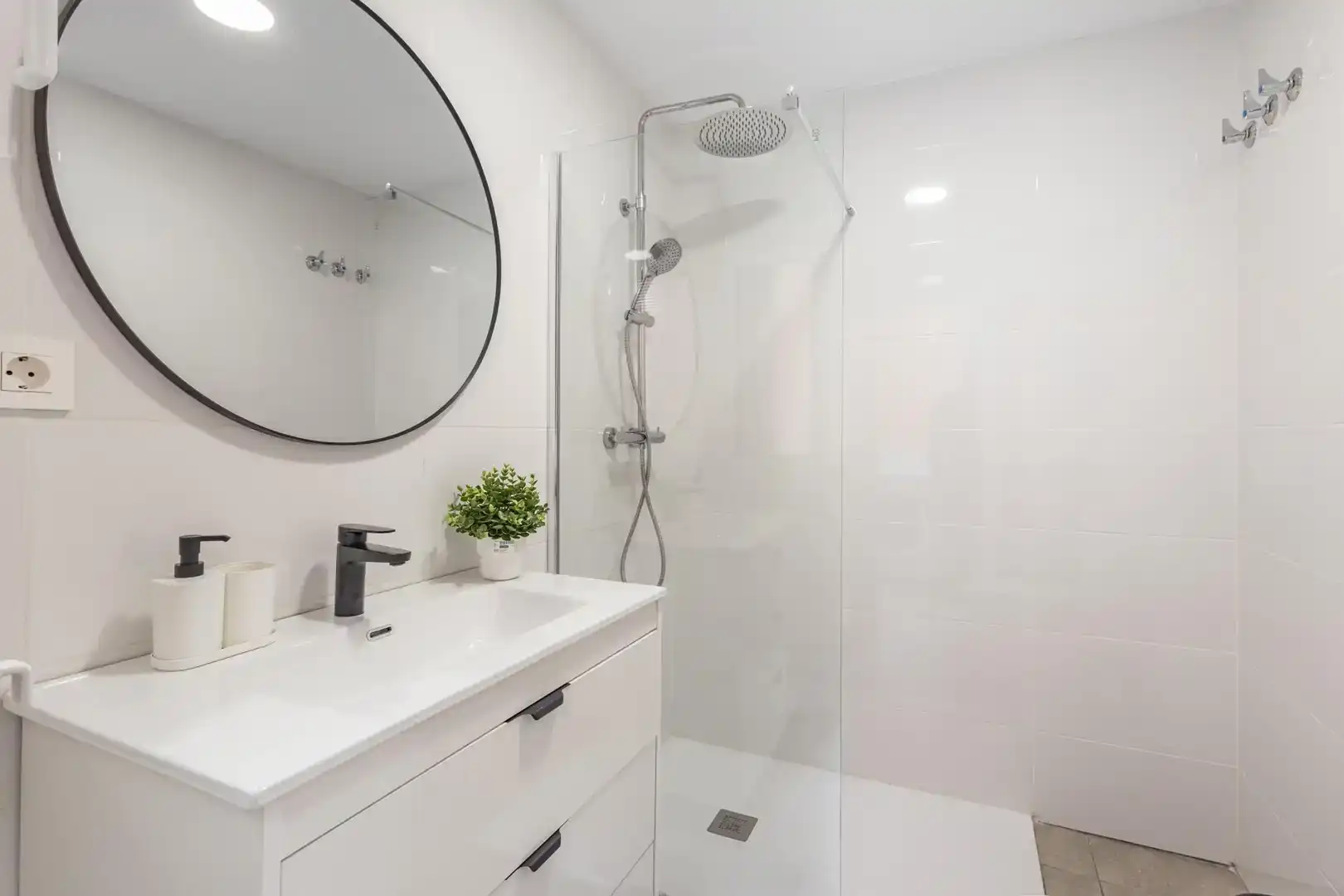 Bathroom of Ground floor for rent in Granada  with Parquet flooring and Furnished