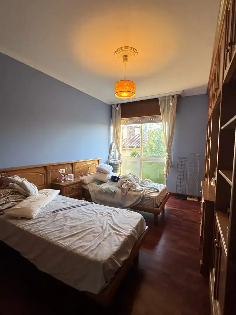 Schlafzimmer von Wohnung zum Verkauf in Teo mit Klimaanlage, Schwimmbad und Balkon