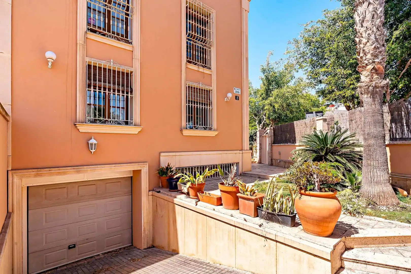Vista exterior de Casa o xalet en venda en Almería amb Jardí privat, Terrassa i Alarma