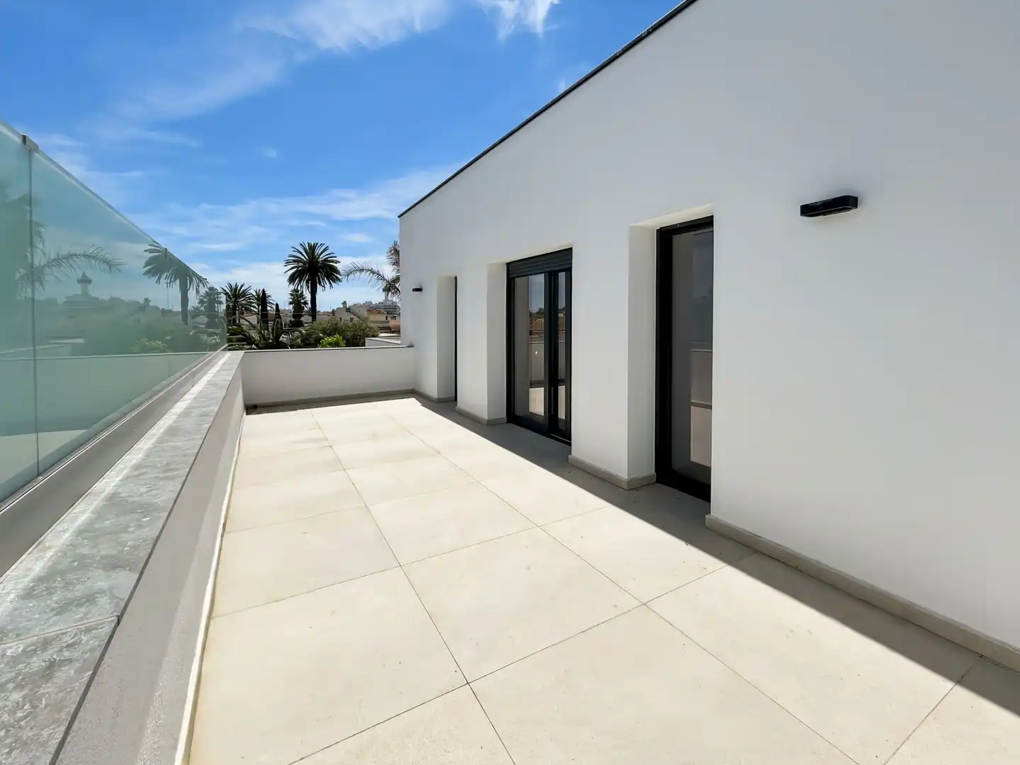 Terrasse von Einfamilien-Reihenhaus zum Verkauf in Empuriabrava mit Klimaanlage, Heizung und Schwimmbad