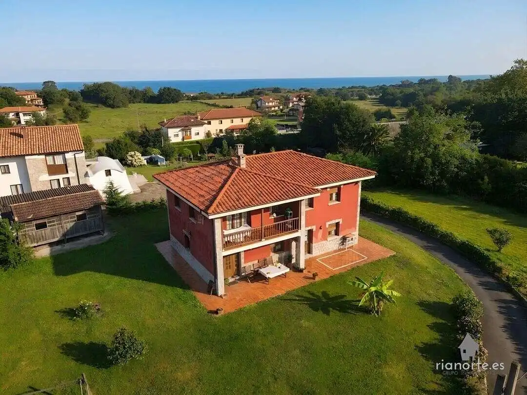 Vista exterior de Casa o xalet en venda en Llanes amb Calefacció, Jardí privat i Terrassa