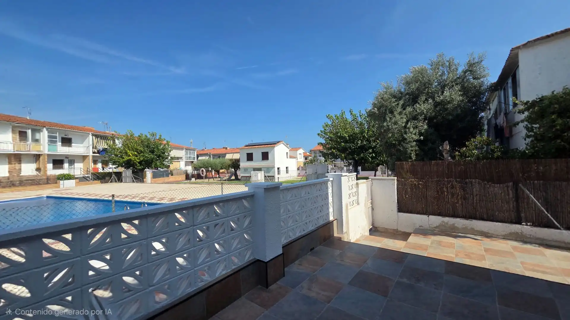 Vista exterior de Casa o xalet en venda en El Vendrell amb Jardí privat, Terrassa i Piscina comunitària