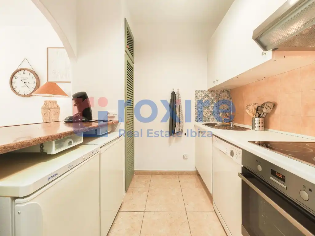 Cuina de Apartament de lloguer en Sant Antoni de Portmany amb Aire condicionat, Terrassa i Moblat