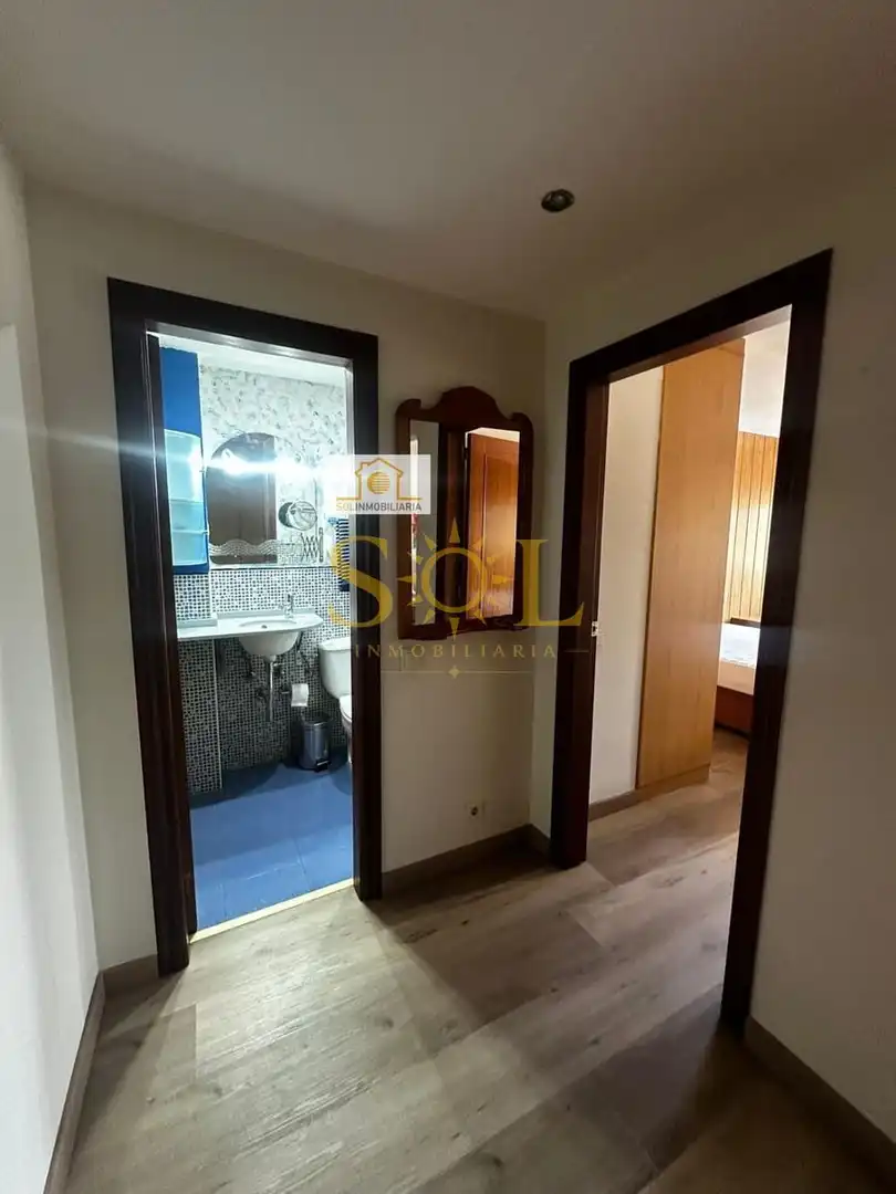 Dormitori de Apartament en venda en León Capital  amb Calefacció, Parquet i Moblat