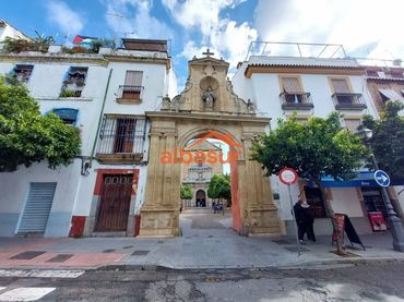 Casa amb balcó en venda a Calle San Francisco